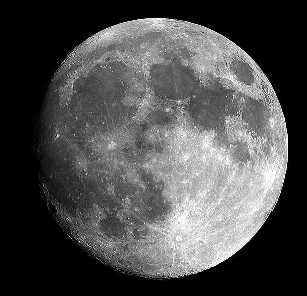 Mond zum Zeitpunkt seiner Vollmondphase
