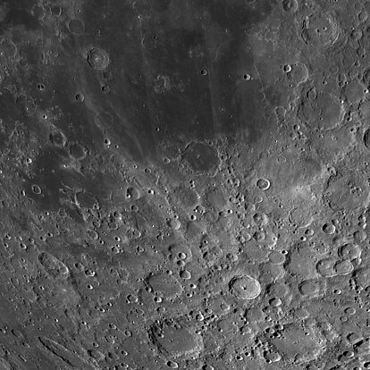 Umgebung des Krater Tycho mit den typischen Zentralberg und sichtbaren Strahlen