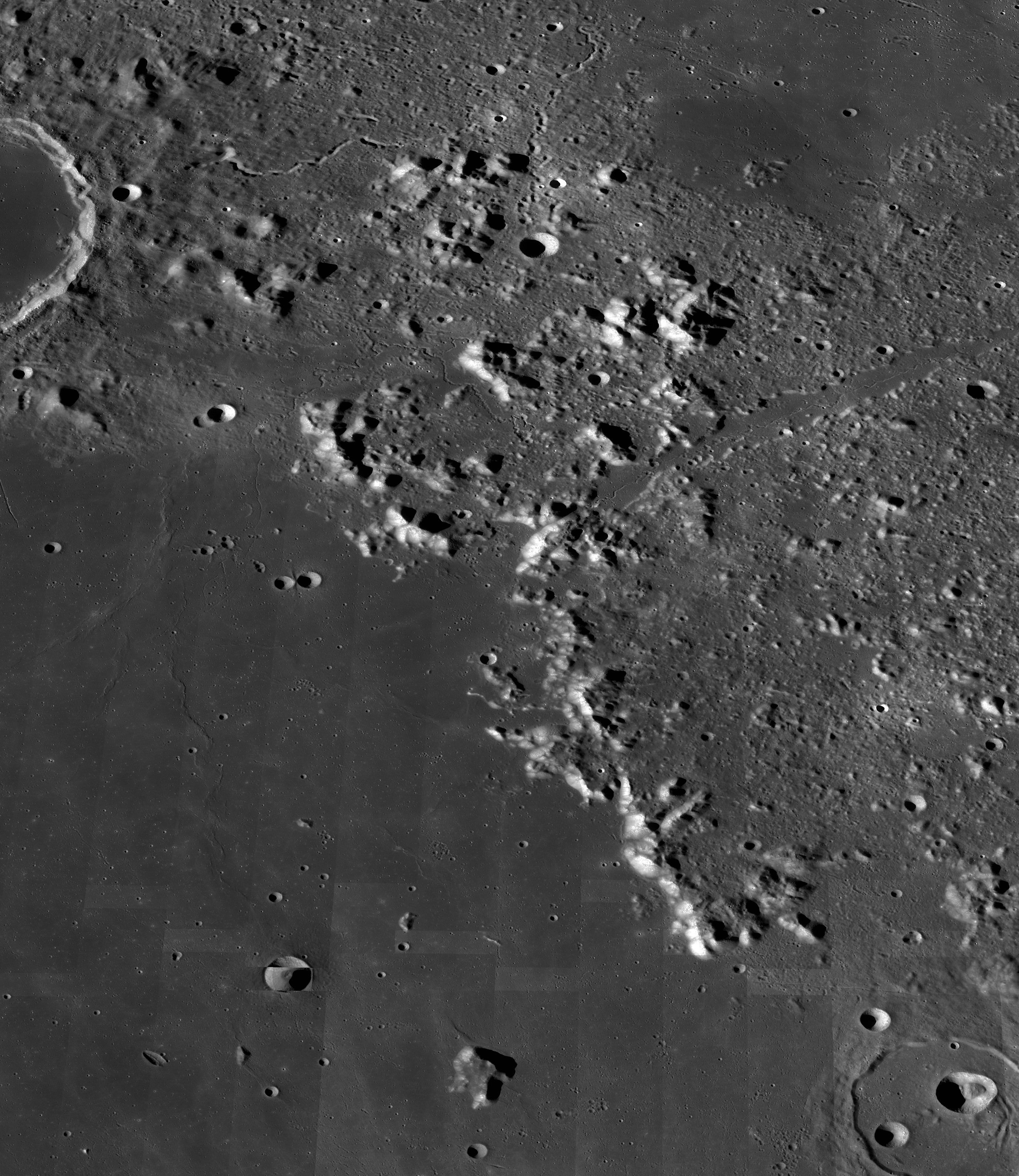 Foto mit den Mondalpen im Norden des Mondes